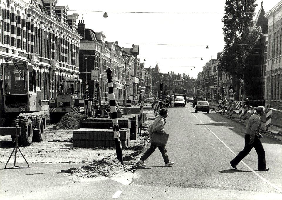 Reconstructie van de Wilhelminastraat. Aangekocht van United Photos de Boer bv. - Negatiefnummer 32388 k 30. - Gepubliceerd in het Haarlems Dagblad van 15.05.1990. Identificatienummer 54-031421