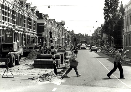 Reconstructie van de Wilhelminastraat. Aangekocht van United Photos de Boer bv. - Negatiefnummer 32388 k 30. - Gepubliceerd in het Haarlems Dagblad van 15.05.1990. Identificatienummer 54-031421