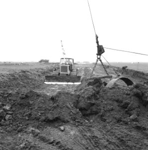 Recreatieterreinen, vliegvelden ed, aanleg taxibanen, bulldozers, Luchthaven R, Bestanddeelnr 163-1126