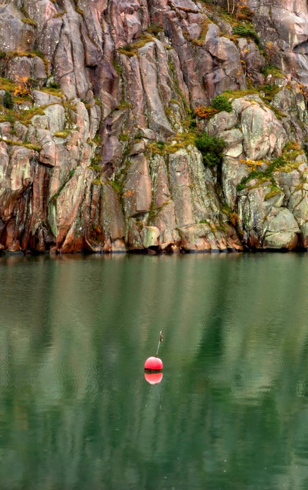 Red buoy in Loddebo in the rain 1