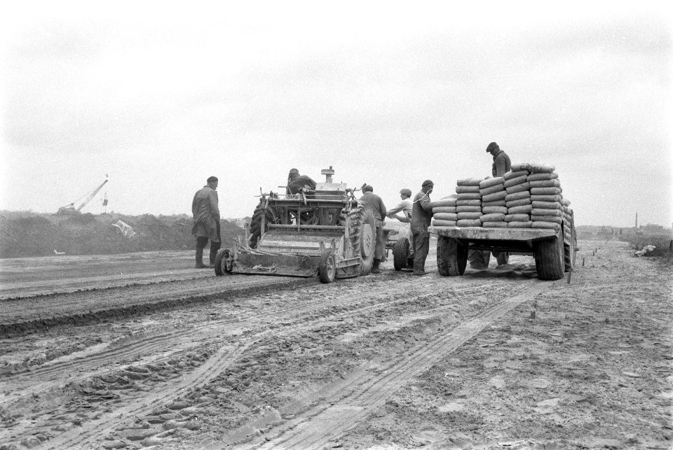 Recreatieterreinen, vliegvelden ed, arbeiders, cementverdelers, frezen, Bestanddeelnr 163-1098