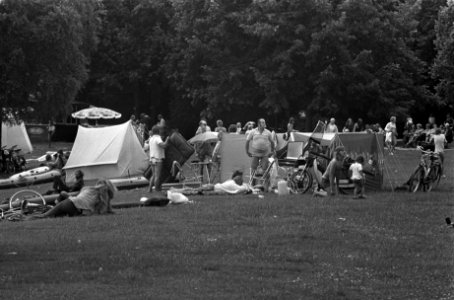 Recreatie in Amsterdamse bos, onder andere speelweide en vijver, Bestanddeelnr 926-5344