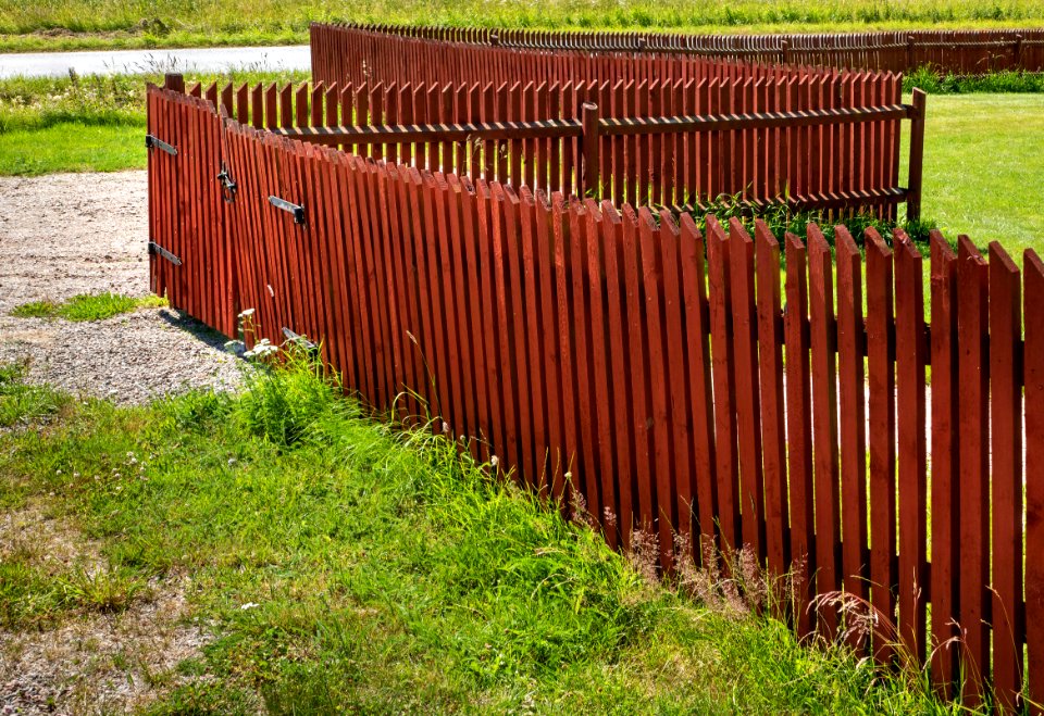 Red fence on Röe gård