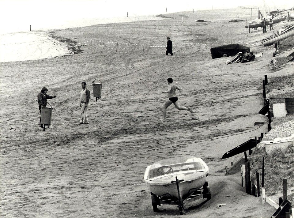 Reconstructie strandmoord ter hoogte van kampeervereniging de Zeemeeuwen op het Bloemendaalsestrand. Geschonken in 1986 door United Photos de Boer bv. Identificatienummer 54-015775
