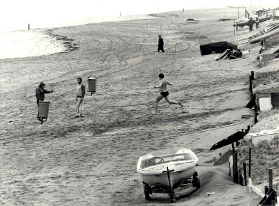 Reconstructie strandmoord ter hoogte van kampeervereniging de Zeemeeuwen op het Bloemendaalsestrand. Geschonken in 1986 door United Photos de Boer bv. Identificatienummer 54-015775