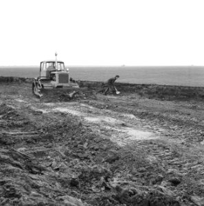 Recreatieterreinen, vliegvelden ed, aanleg taxibanen, bulldozers, arbeiders, L, Bestanddeelnr 163-1123