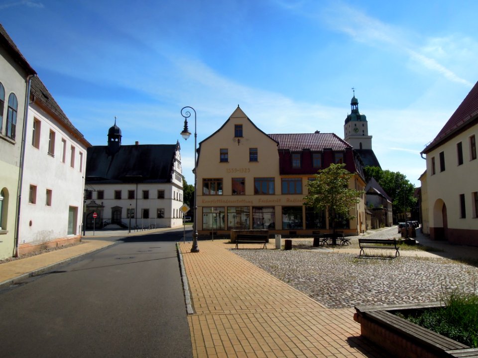 Rathaus und Nikolaikirche in Bad Schmiedeberg im August 2020