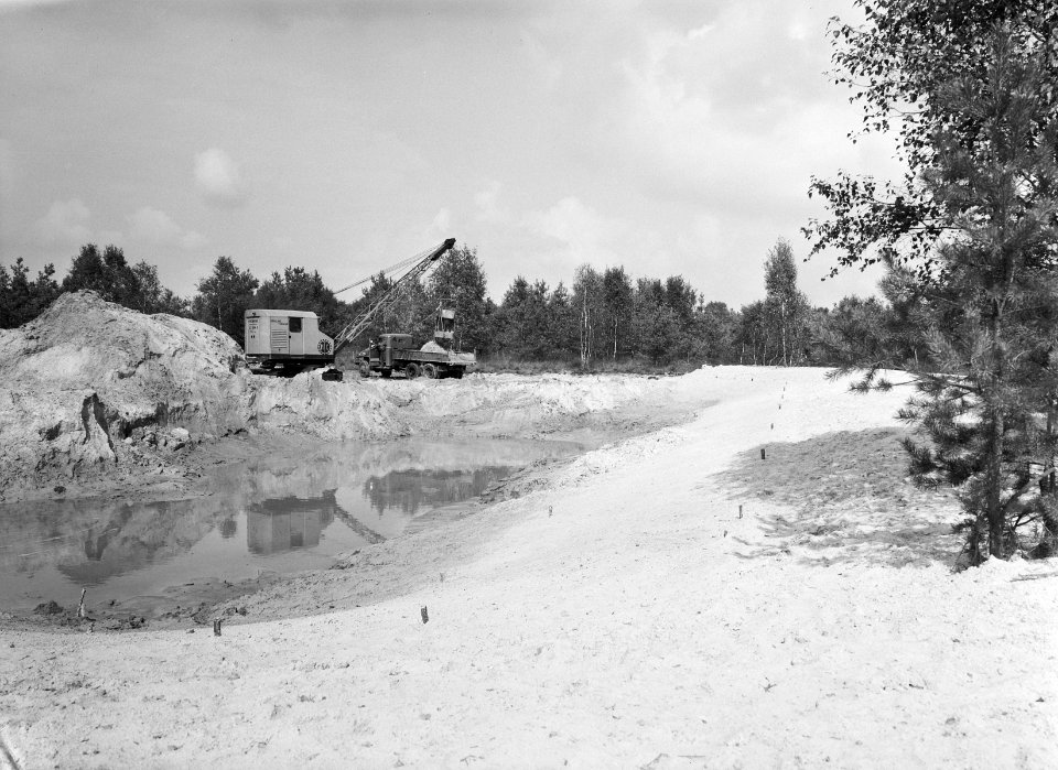 Recreatieterreinen, vliegvelden ed, werkzaamheden, draglines, vrachtwagens, aa, Bestanddeelnr 163-0835