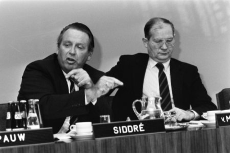 Rapport Raad van de Arbeidsmarkt over micro-elektronica prof. dr. W. Siddre (l) , Bestanddeelnr 932-2726