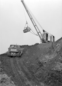 Recreatieterreinen, vliegvelden e.d., aanleg recreatieterrein, bulldozers, dragl, Bestanddeelnr 163-0704