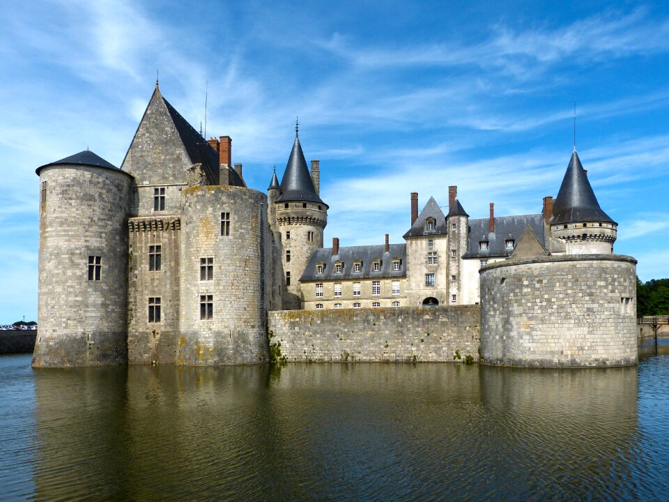 Building historically château of de sully sur loire
