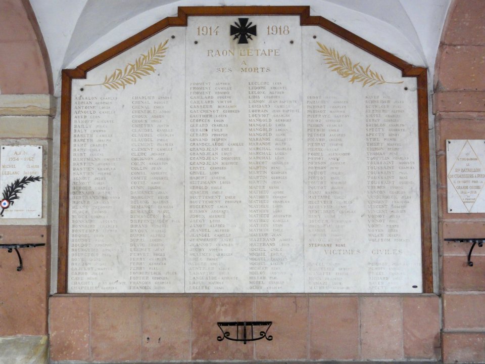 Raon-l'Étape (Vosges) Hôtel de ville, mémorial de guerre liste de noms 03