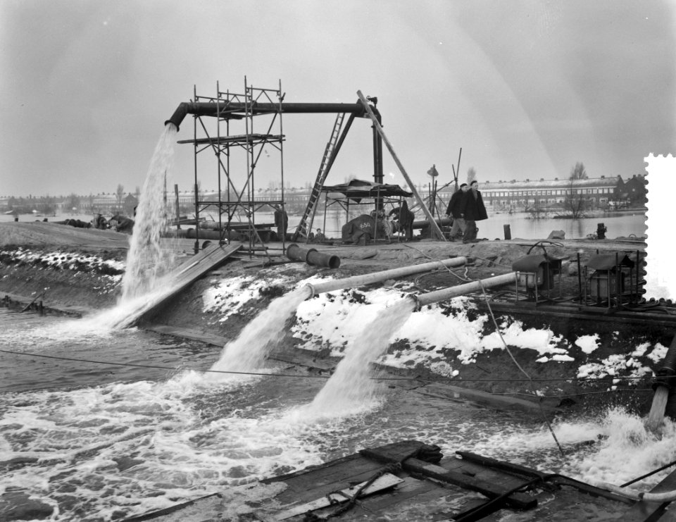 Ramp Tuindorp Oostzaan, pompen in bedrijf, Bestanddeelnr 910-9474
