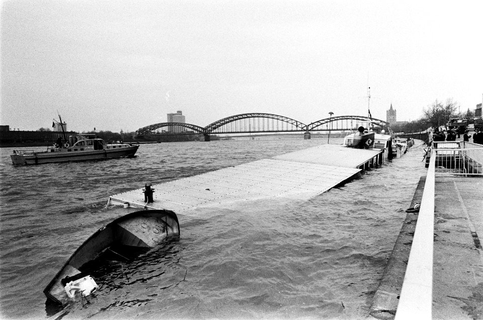 Ramp met hotelschip Prinses Irene op Rijn bij Keulen het gezonken schip Prin, Bestanddeelnr 927-8816