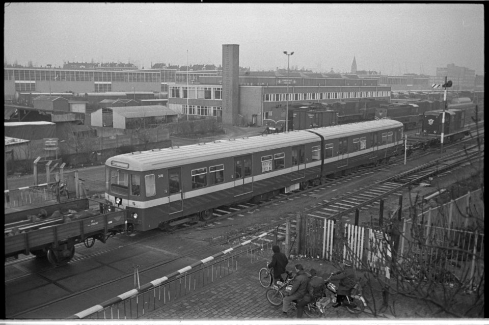Rangeren met metrostel bij remise Rotterdam - NL-RtSA 4121 21289-7-31-01