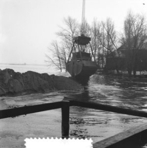 Ramp Tuindorp Oostzaan, gat wordt dichtgestort, Bestanddeelnr 910-9484