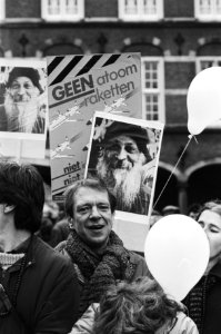 Ramses Shaffy op het Binnenhof tijdens een demonstratie tegen het bezoek van Geo, Bestanddeelnr 932-4880