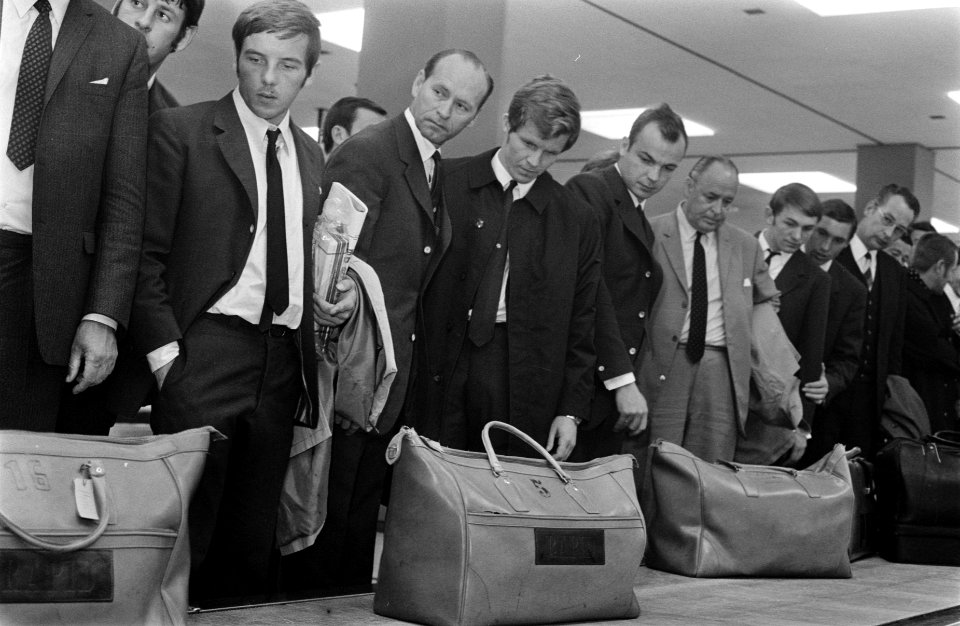 Rapid Wien elftal arriveert op Schiphol voor de wedstrijd tegen PSV, Bestanddeelnr 922-8309