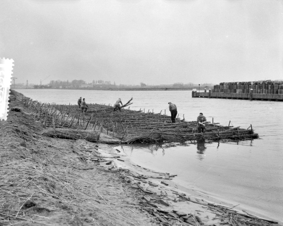 Ramp Tuindorp Oostzaan, rijswerkers in actie, Bestanddeelnr 910-9653