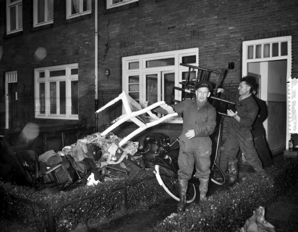 Ramp Tuindorp Oostzaan, de terugkeer, Zeeuwen in actie (Schouwen), Bestanddeelnr 910-9867