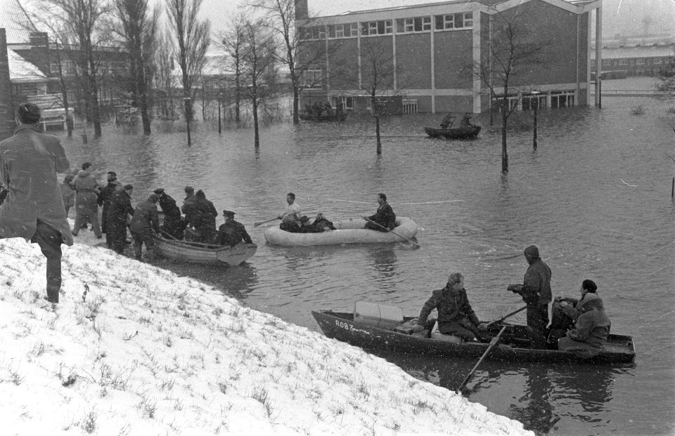 Ramp Tuindorp Oostzaan, in vletjes naar opvangcentrum, Bestanddeelnr 910-9399