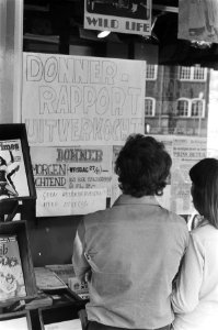 Rapport Donner, eerste dag al uitverkocht bij boekhandel Amsterdam, Bestanddeelnr 928-7491