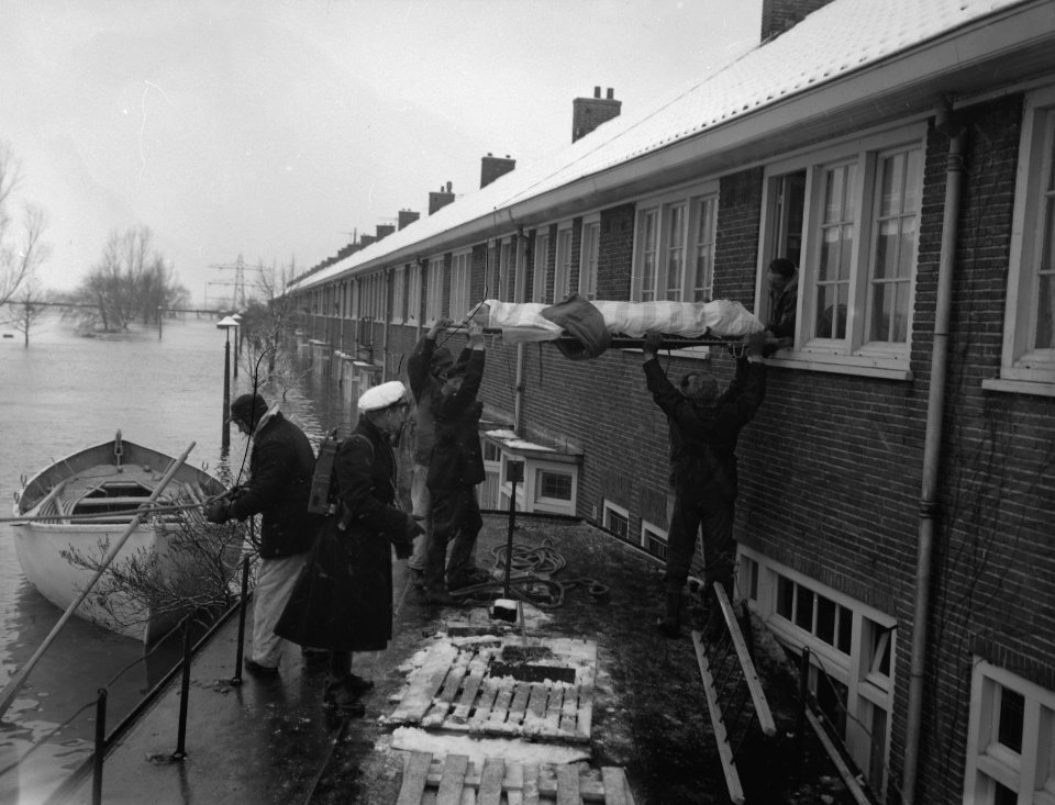 Ramp Tuindorp Oostzaan, een der zieken met brancard uit huis, Bestanddeelnr 910-9405