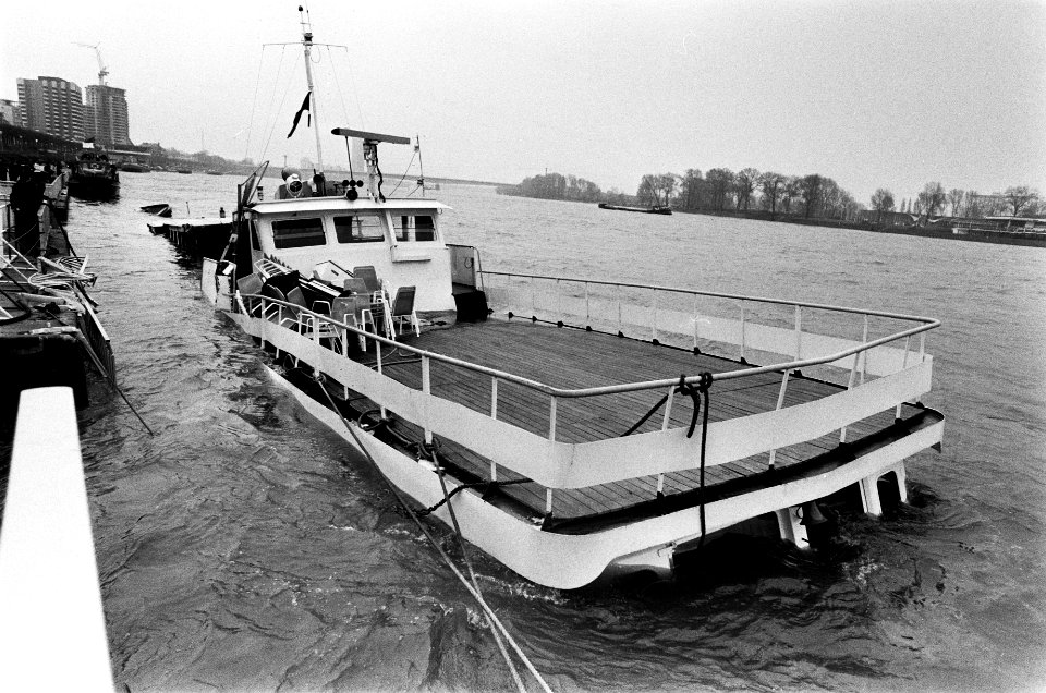 Ramp met hotelschip Prinses Irene op Rijn bij Keulen het gezonken schip Prin, Bestanddeelnr 927-8815