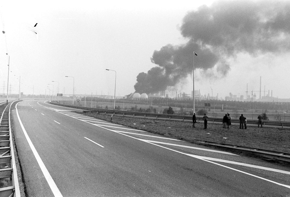 Ramp bij DSM in Beek (Limburg) toeschouwers kijken naar rookwolken, Bestanddeelnr 928-2588