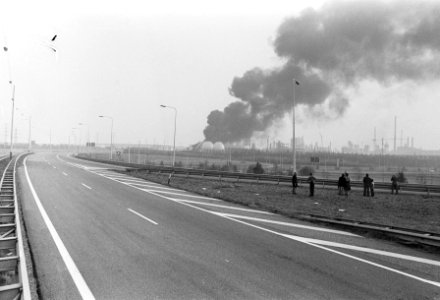 Ramp bij DSM in Beek (Limburg) toeschouwers kijken naar rookwolken, Bestanddeelnr 928-2588