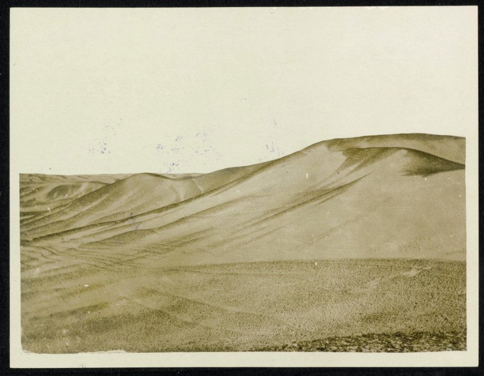 Range of hills of impassable moving sand dunes near the Baharia Oasis. Over such, Bestanddeelnr 158-1530