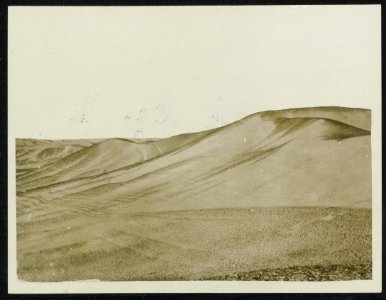 Range of hills of impassable moving sand dunes near the Baharia Oasis. Over such, Bestanddeelnr 158-1530