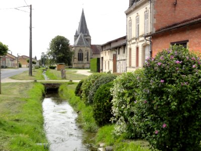 Rancourt-sur-Ornain (Meuse) rue principale, ruisseau et église