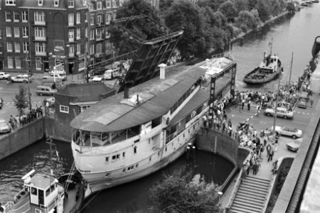 Ramschip De Schorpioen zit vast in de Wiegbrug (Amsterdam), Bestanddeelnr 932-2548 photo