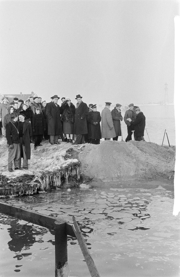 Ramp Oostzaan Bezoek koningin Juliana met burgemeester Van Hall, Bestanddeelnr 910-9514
