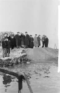 Ramp Oostzaan Bezoek koningin Juliana met burgemeester Van Hall, Bestanddeelnr 910-9514
