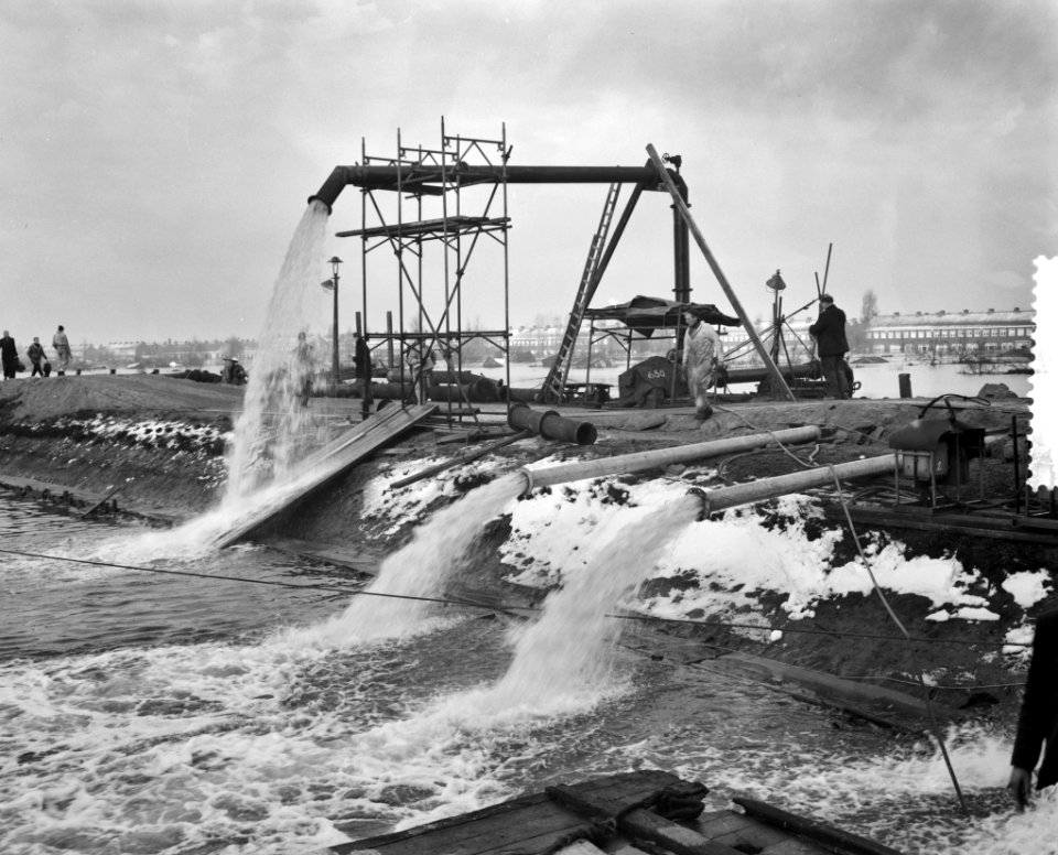 Ramp Tuindorp Oostzaan, pompen in bedrijf, Bestanddeelnr 910-9471