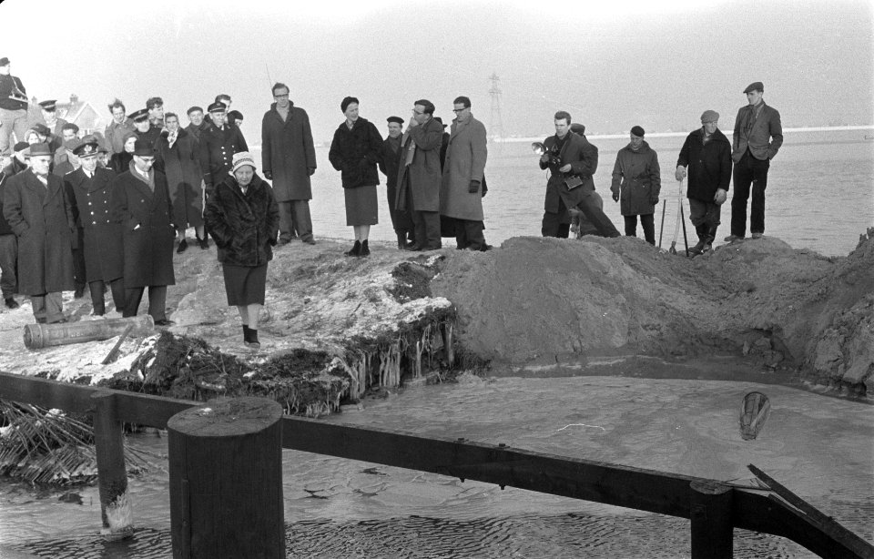 Ramp Oostzaan Bezoek koningin Juliana met burgemeester Van Hall, Bestanddeelnr 910-9513