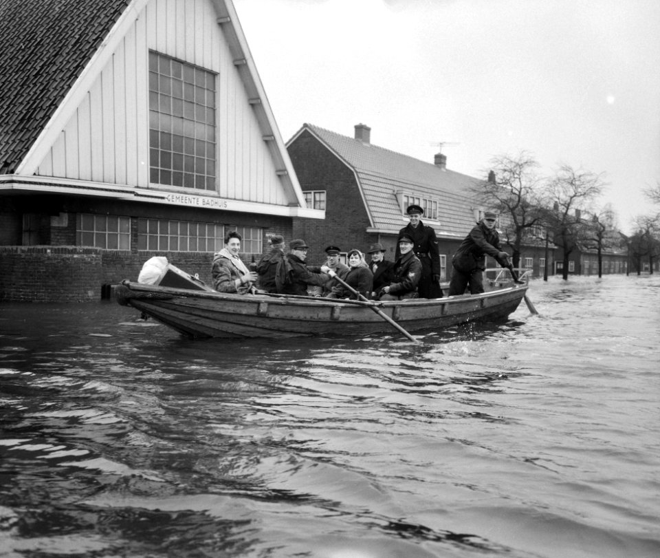 Ramp Tuindorp Oostzaan, mensen halen bezittingen op, Bestanddeelnr 910-9546