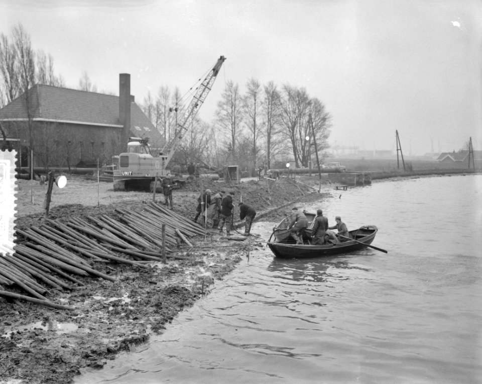 Ramp Tuindorp Oostzaan, rijswerkers in actie, Bestanddeelnr 910-9654