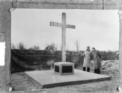 Ramp Herdenkingsmonument voor Nieuw Vossemeer. Dit monument, dat door de aannemi, Bestanddeelnr 906-2469