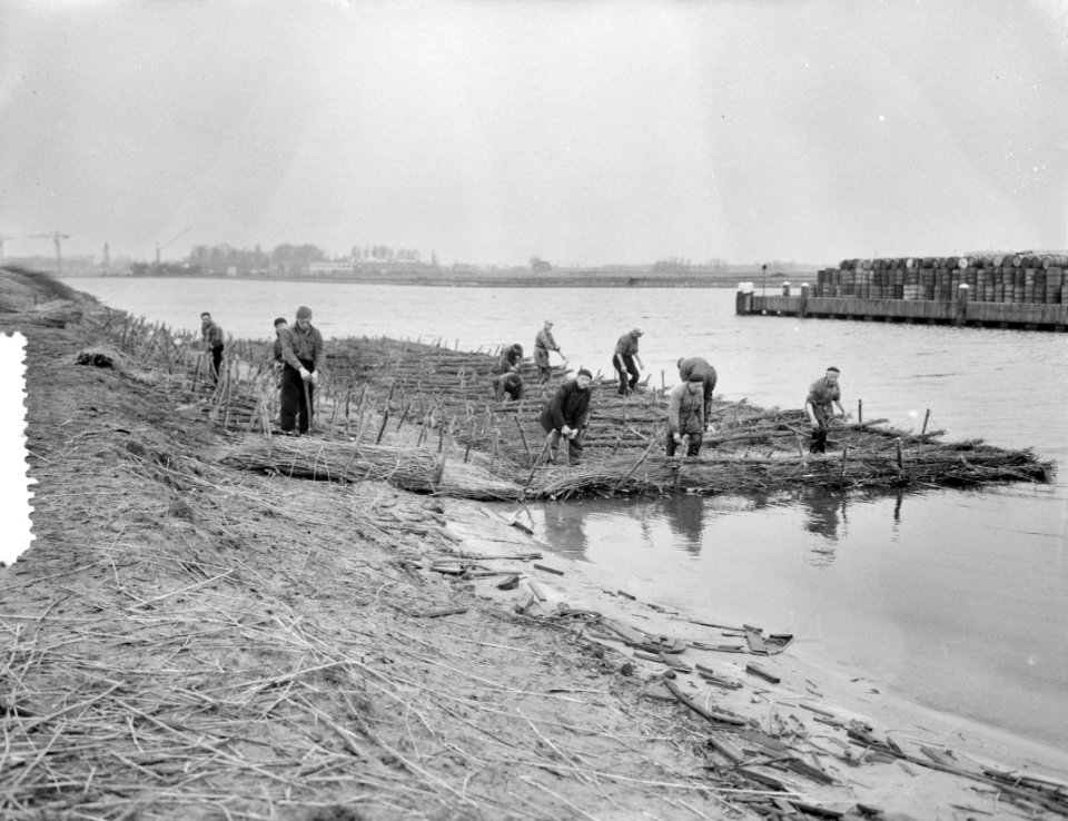 Ramp Tuindorp Oostzaan rijnwerkers in actie, Bestanddeelnr 910-9581