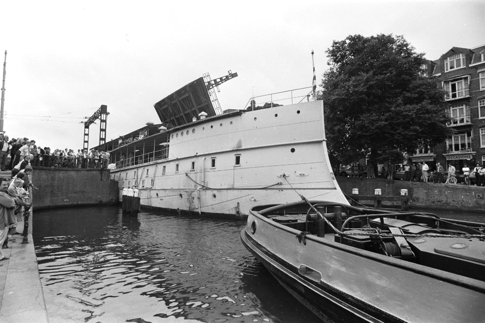Ramschip De Schorpioen zit vast in de Wiegbrug (Amsterdam), Bestanddeelnr 932-2549