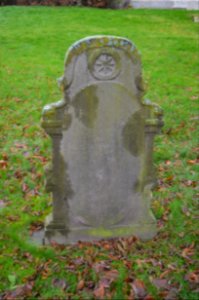 Ransbach (Hohenroda), evangelische Kirche, Kirchhof, Grabsteingruppe links, Stein 2, Rückseite