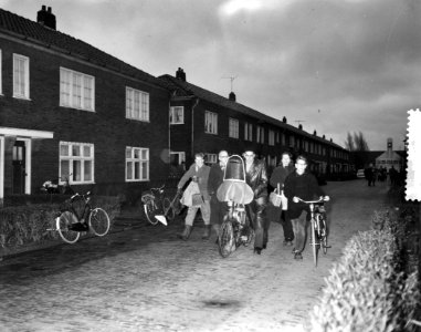 Ramp Tuindorp Oostzaan, de terugkeer, hulp uit Schouwen Duiveland, Bestanddeelnr 910-9859