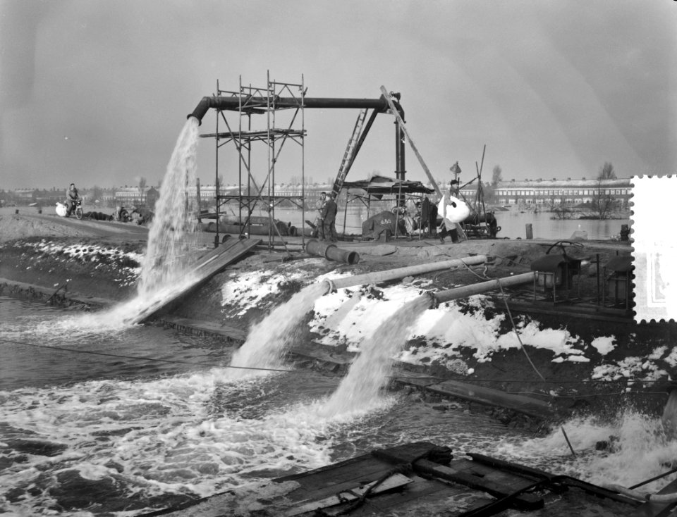 Ramp Tuindorp Oostzaan, pompen in bedrijf, Bestanddeelnr 910-9469