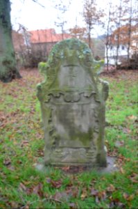 Ransbach (Hohenroda), evangelische Kirche, Kirchhof, Grabsteingruppe links, Stein 3