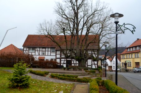 Ransbach (Hohenroda), Hauptstraße 18 und Linde