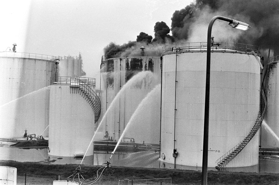 Ramp bij DSM in Beek (Limburg) brandende opslagtanks, Bestanddeelnr 928-2591