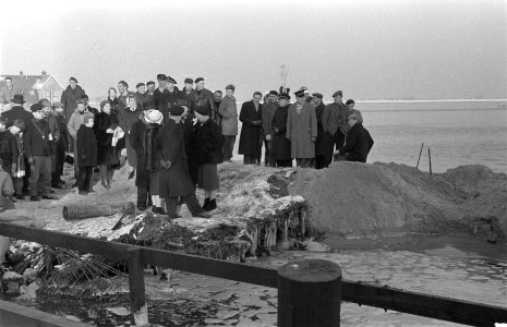 Ramp Oostzaan Bezoek koningin Juliana met burgemeester Van Hall, Bestanddeelnr 910-9515